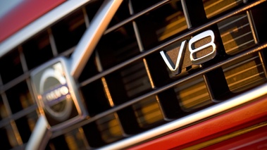 Volvo XC90 V8 rouge logo V8 calandre