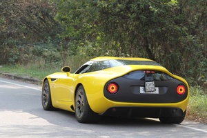 Alfa Romeo TZ3 Stradale jaune vue de 3/4 arrière gauche