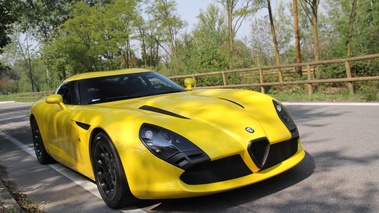 Alfa Romeo TZ3 Stradale jaune 3/4 avant droit penché