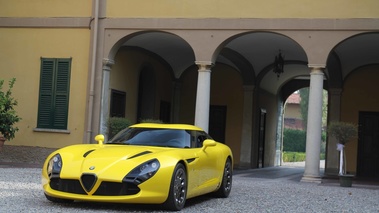 Alfa Romeo TZ3 Stradale jaune 3/4 avant gauche penché