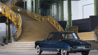 Vente Bonhams - Citroën DS Cabriolet bleu 3/4 arrière gauche