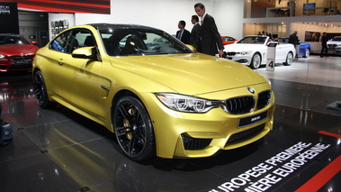 BMW M4 - or - 3/4 avant droit