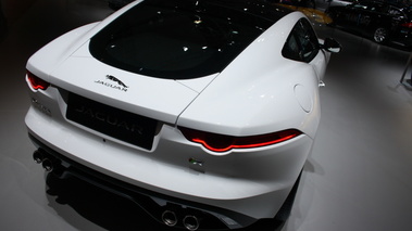 Jaguar F-Type Coupé - blanc - 3/4 arrière droit