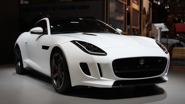 Jaguar F-Type Coupé - blanc - 3/4 avant droit