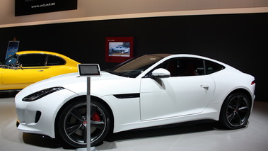 Jaguar F-Type Coupé - blanc - 3/4 avant gauche