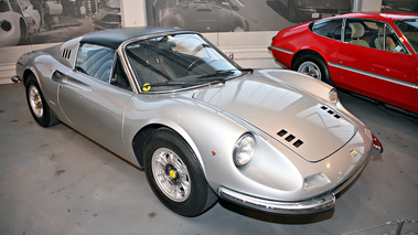 Exposition Ferrari - Panthéon Automobile de Bâle - 246 GTS Dino gris 3/4 avant droit