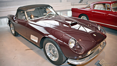 Exposition Ferrari - Panthéon Automobile de Bâle - 250 GT California Spider bordeaux 3/4 avant droit