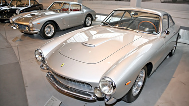 Exposition Ferrari - Panthéon Automobile de Bâle - 250 GT Lusso gris vue de 3/4 avant gauche
