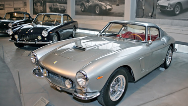 Exposition Ferrari - Panthéon Automobile de Bâle - 250 GTB gris 3/4 avant gauche