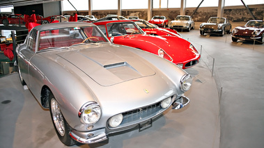 Exposition Ferrari - Panthéon Automobile de Bâle - 250 GTB SWB gris 3/4 avant droit