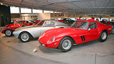 Exposition Ferrari - Panthéon Automobile de Bâle - 250 GTO rouge 3/4 avant gauche