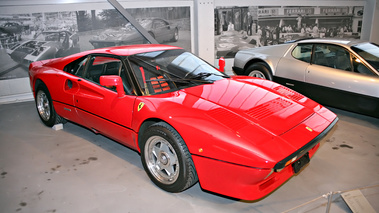 Exposition Ferrari - Panthéon Automobile de Bâle - 288 GTO rouge 3/4 avant droit