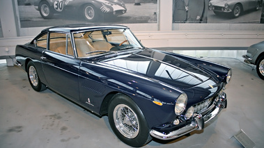 Exposition Ferrari - Panthéon Automobile de Bâle - 330 GT 2+2 bleu 3/4 avant droit