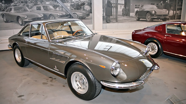 Exposition Ferrari - Panthéon Automobile de Bâle - 330 GTC gris 3/4 avant droit