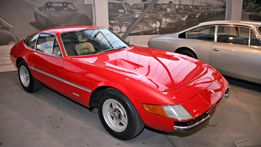 Exposition Ferrari - Panthéon Automobile de Bâle - 365 GTB/4 Daytona rouge 3/4 avant droit