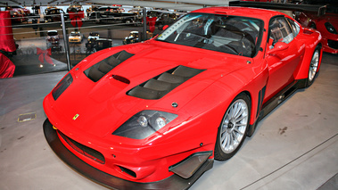 Exposition Ferrari - Panthéon Automobile de Bâle - 575 GTC rouge 3/4 avant gauche