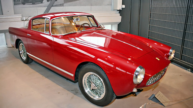 Exposition Ferrari - Panthéon Automobile de Bâle - ancienne rouge 3/4 avant droit