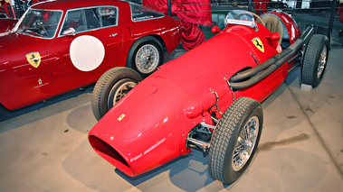 Exposition Ferrari - Panthéon Automobile de Bâle - ancienne rouge 3/4 avant gauche 3