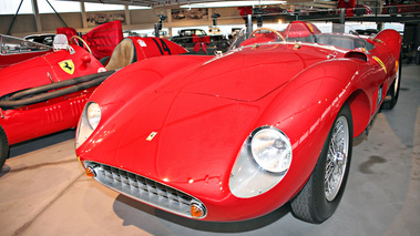 Exposition Ferrari - Panthéon Automobile de Bâle - ancienne rouge 3/4 avant gauche 4