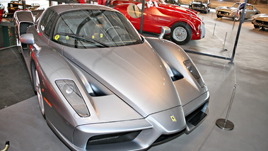Exposition Ferrari - Panthéon Automobile de Bâle - Enzo gris face avant