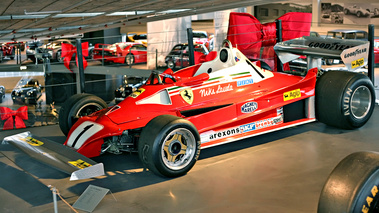 Exposition Ferrari - Panthéon Automobile de Bâle - F1 rouge 3/4 avant gauche 2