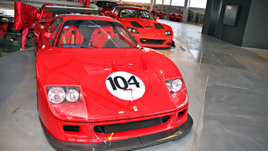 Exposition Ferrari - Panthéon Automobile de Bâle - F40 LM rouge face avant penché