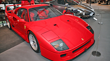 Exposition Ferrari - Panthéon Automobile de Bâle - F40 rouge 3/4 avant droit