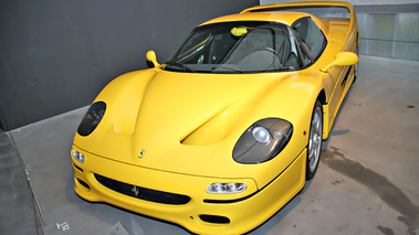 Exposition Ferrari - Panthéon Automobile de Bâle - F50 jaune 3/4 avant gauche penché