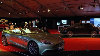 Aston Martin Vanquish Volante vert 3/4 avant droit