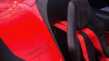 Ferrari F12 TRS logo intérieur 