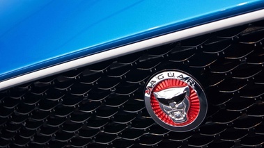 Jaguar Project 7 bleu logo calandre 