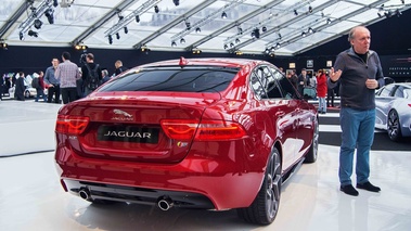 Jaguar XE S rouge 3/4 arrière droit