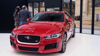 Jaguar XE S rouge 3/4 avant gauche