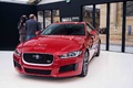 Jaguar XE S rouge 3/4 avant gauche