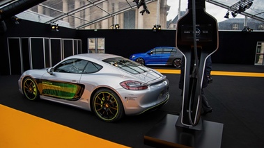 Festival Automobile International de Paris 2016 - Porsche Cayman E-Volution 3/4 arrière gauche