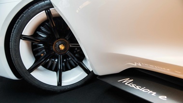 Festival Automobile International de Paris 2016 - Porsche Mission e logo porte