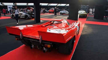 Festival Automobile International de Paris 2017 - Porsche 917K rouge 3/4 arrière droit