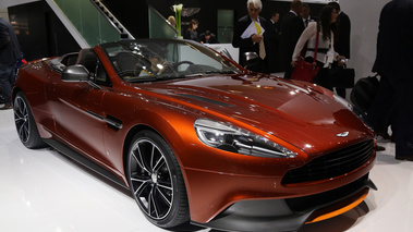 Aston Martin Vanquish Volante bordeaux 3/4 avant droit