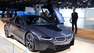 BMW i8 anthracite 3/4 avant droit porte ouverte