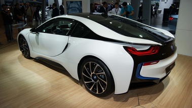 BMW i8 blanc 3/4 arrière gauche