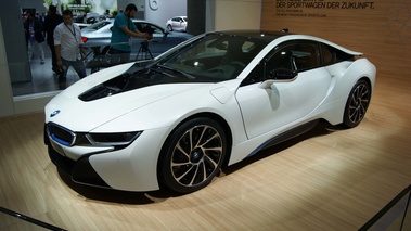 BMW i8 blanc 3/4 avant gauche