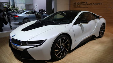 BMW i8 blanc 3/4 avant gauche