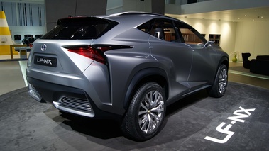 Lexus LF-NX 3/4 arrière droit