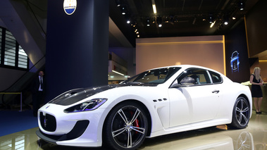 Maserati GranTurismo MC Stradale blanc 3/4 avant gauche