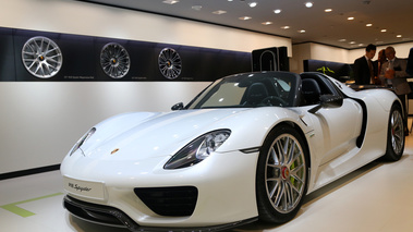 Porsche 918 Spyder blanc 3/4 avant gauche