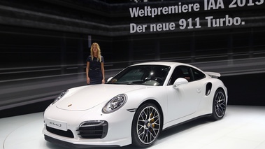 Porsche 991 Turbo S blanc 3/4 avant gauche