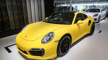 Porsche 991 Turbo S jaune 3/4 avant gauche