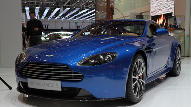 Salon de Genève 2012 - Aston Martin V8 Vantage S bleu 3/4 avant gauche
