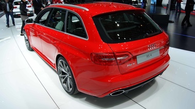 Salon de Genève 2012 - Audi RS4 rouge 3/4 arrière gauche