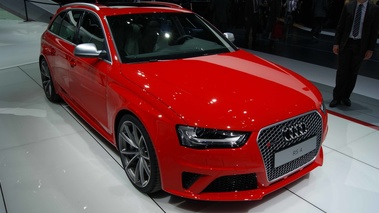 Salon de Genève 2012 - Audi RS4 rouge 3/4 avant droit